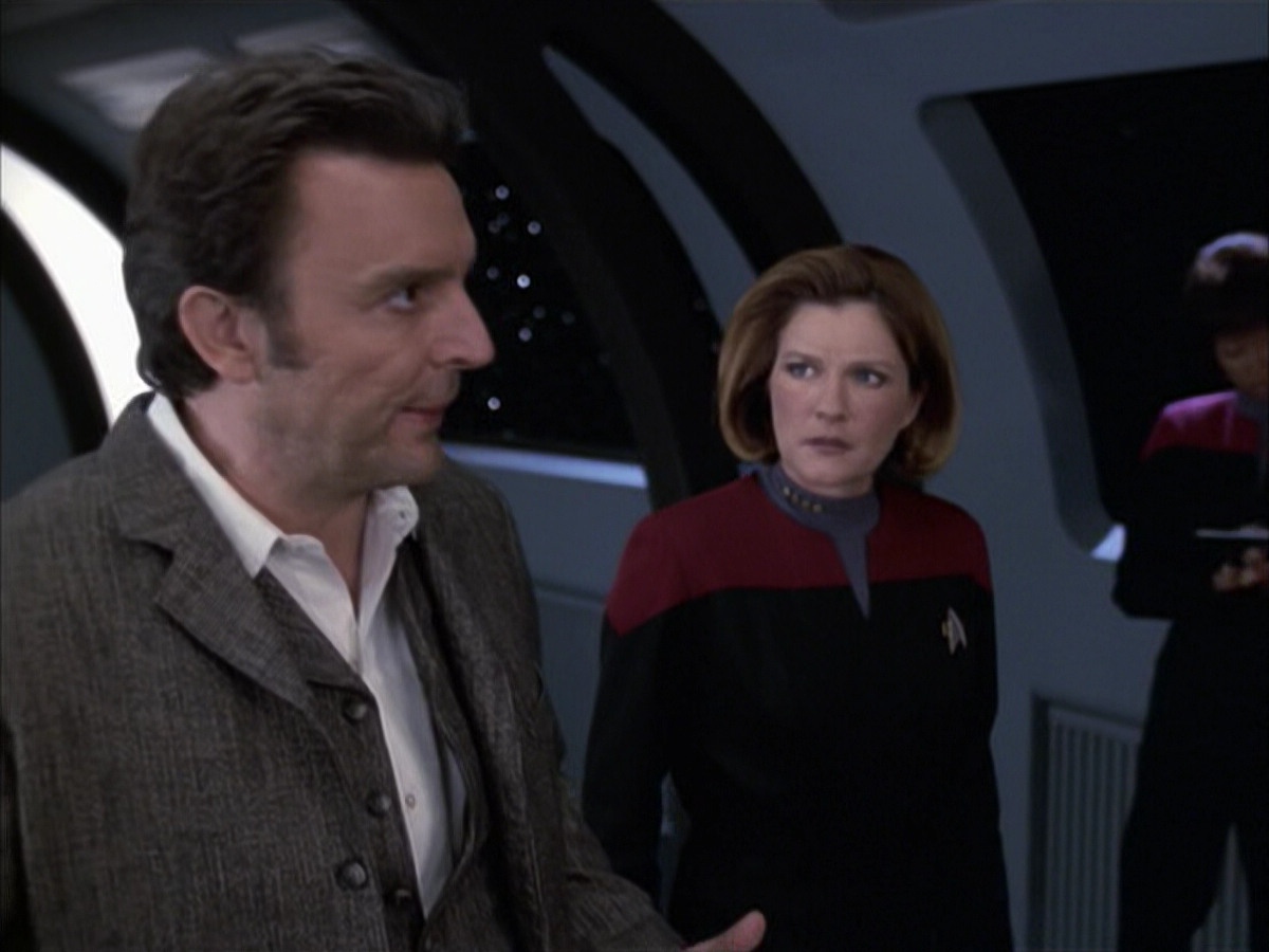 extant_StarTrek_VOY_6x17-SpiritFolk_03129.jpg