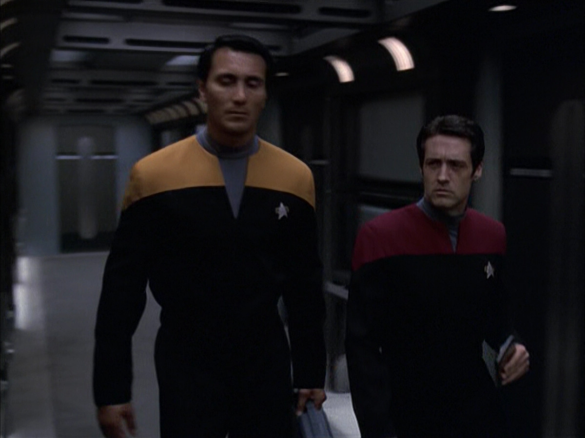 extant_StarTrek_VOY_6x17-SpiritFolk_03149.jpg