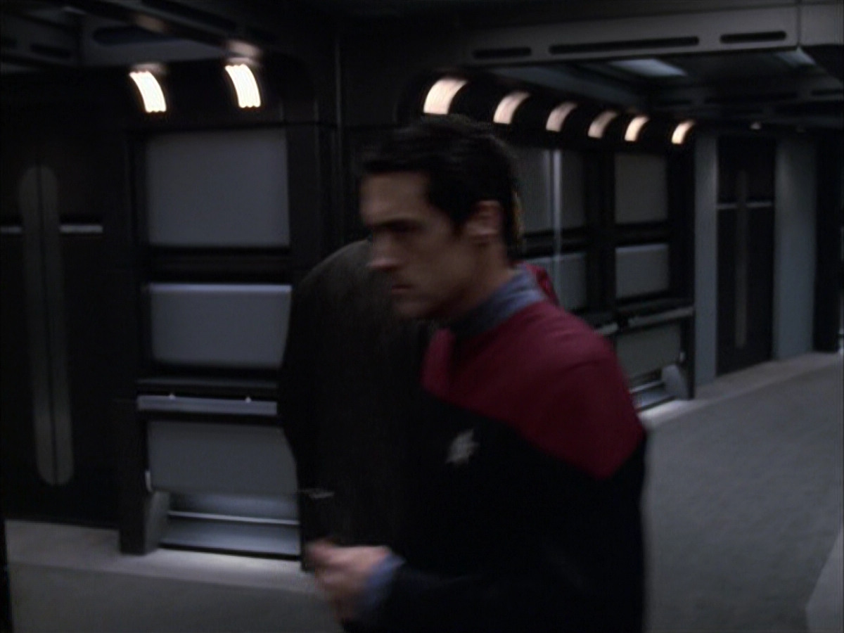 extant_StarTrek_VOY_6x17-SpiritFolk_03154.jpg