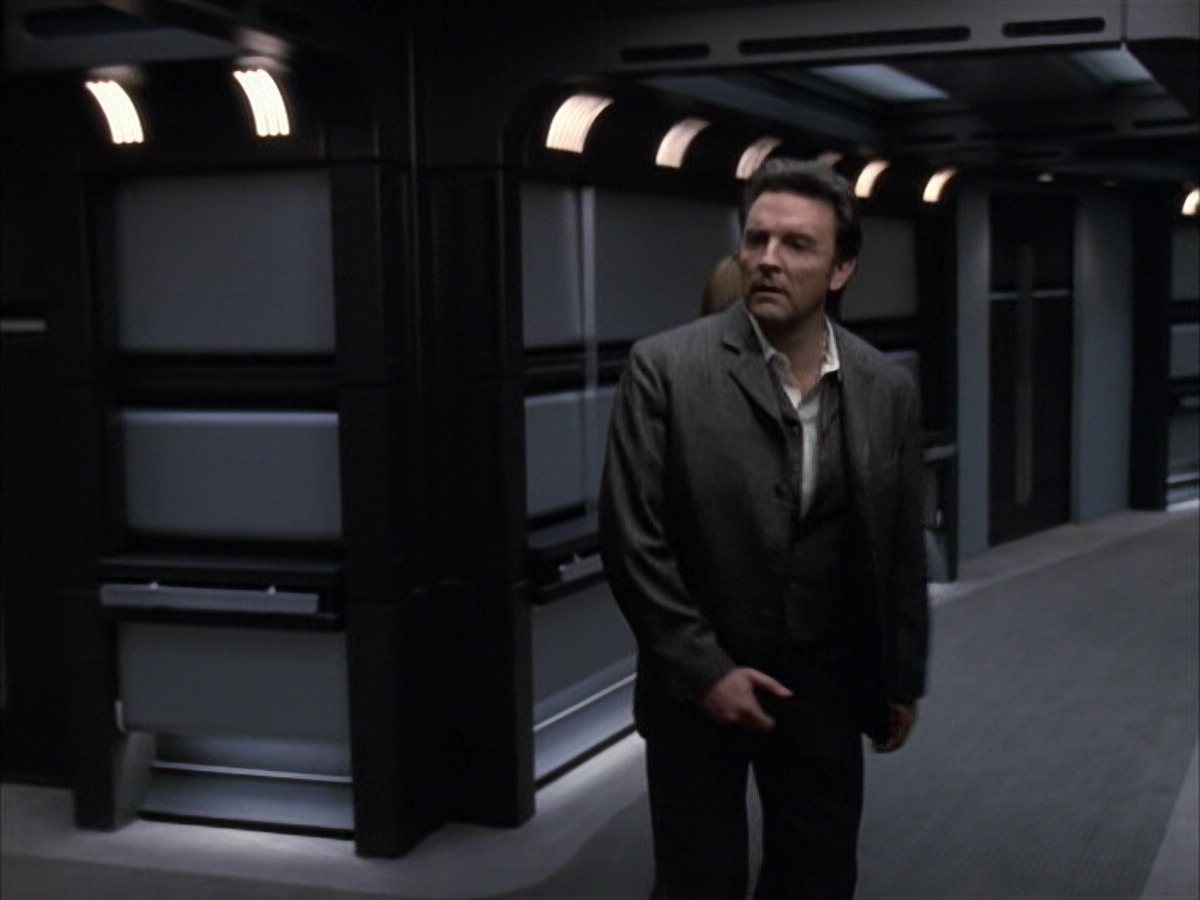 extant_StarTrek_VOY_6x17-SpiritFolk_03155.jpg