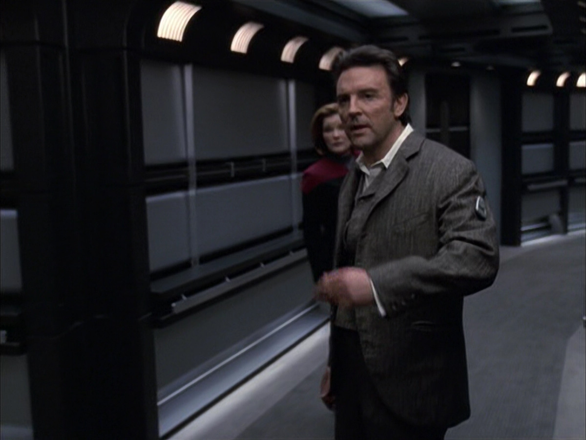 extant_StarTrek_VOY_6x17-SpiritFolk_03157.jpg