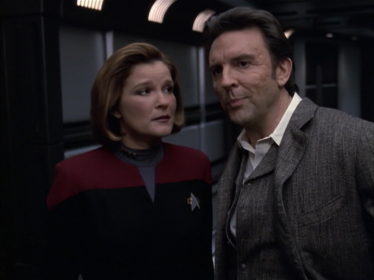 extant_StarTrek_VOY_6x17-SpiritFolk_03162.jpg