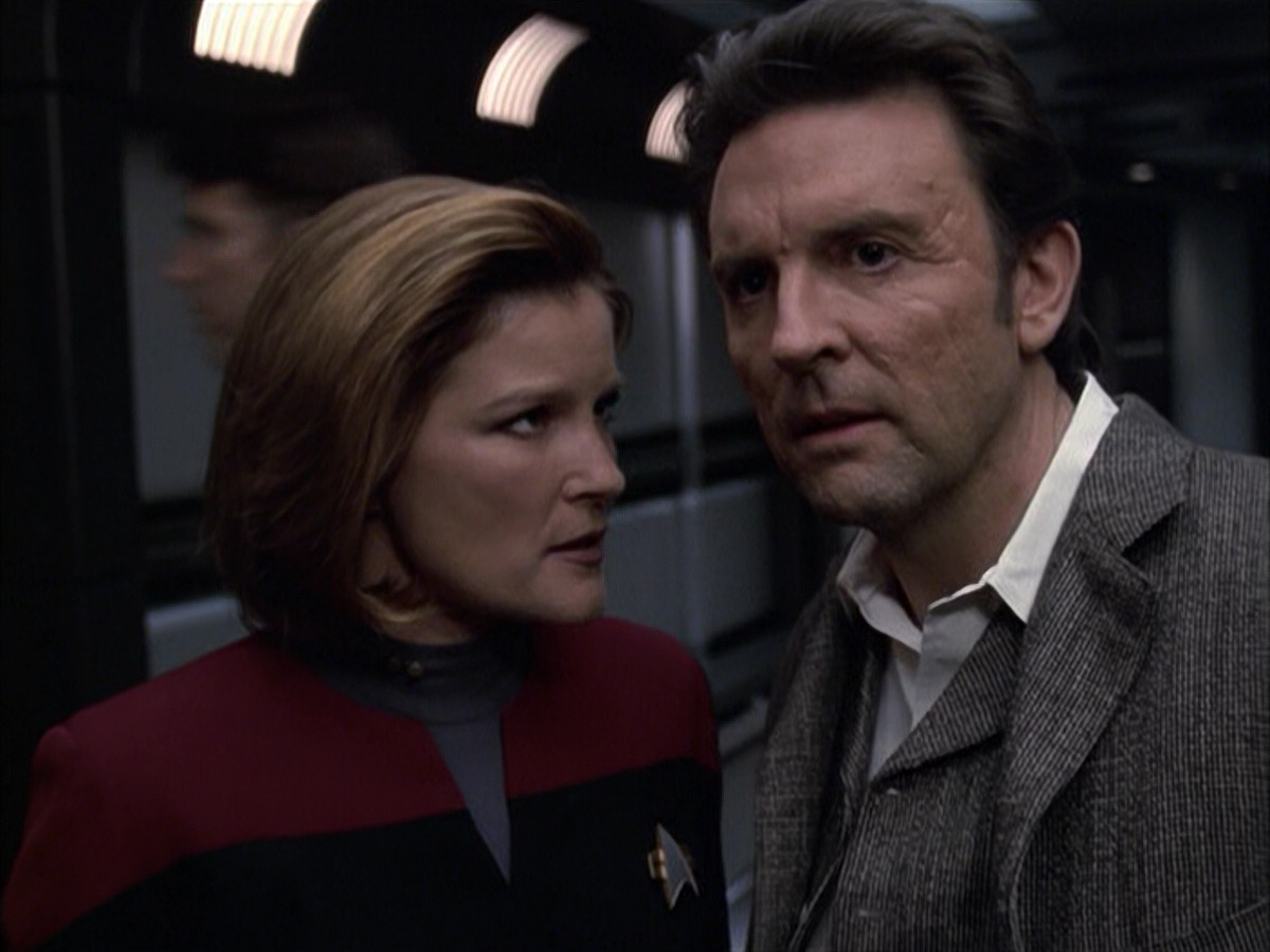 extant_StarTrek_VOY_6x17-SpiritFolk_03168.jpg