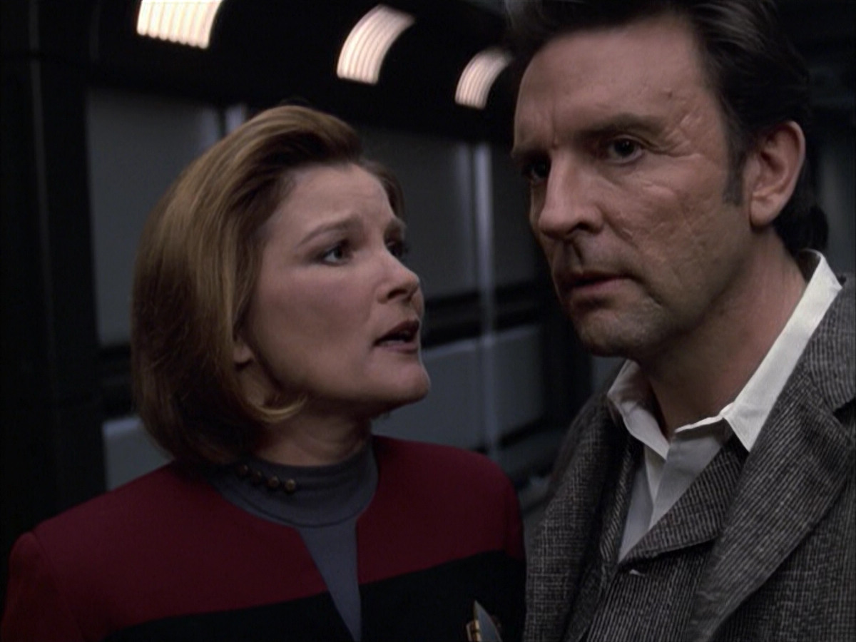 extant_StarTrek_VOY_6x17-SpiritFolk_03173.jpg