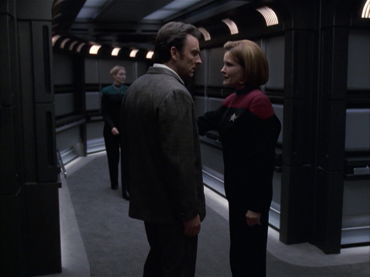 extant_StarTrek_VOY_6x17-SpiritFolk_03175.jpg