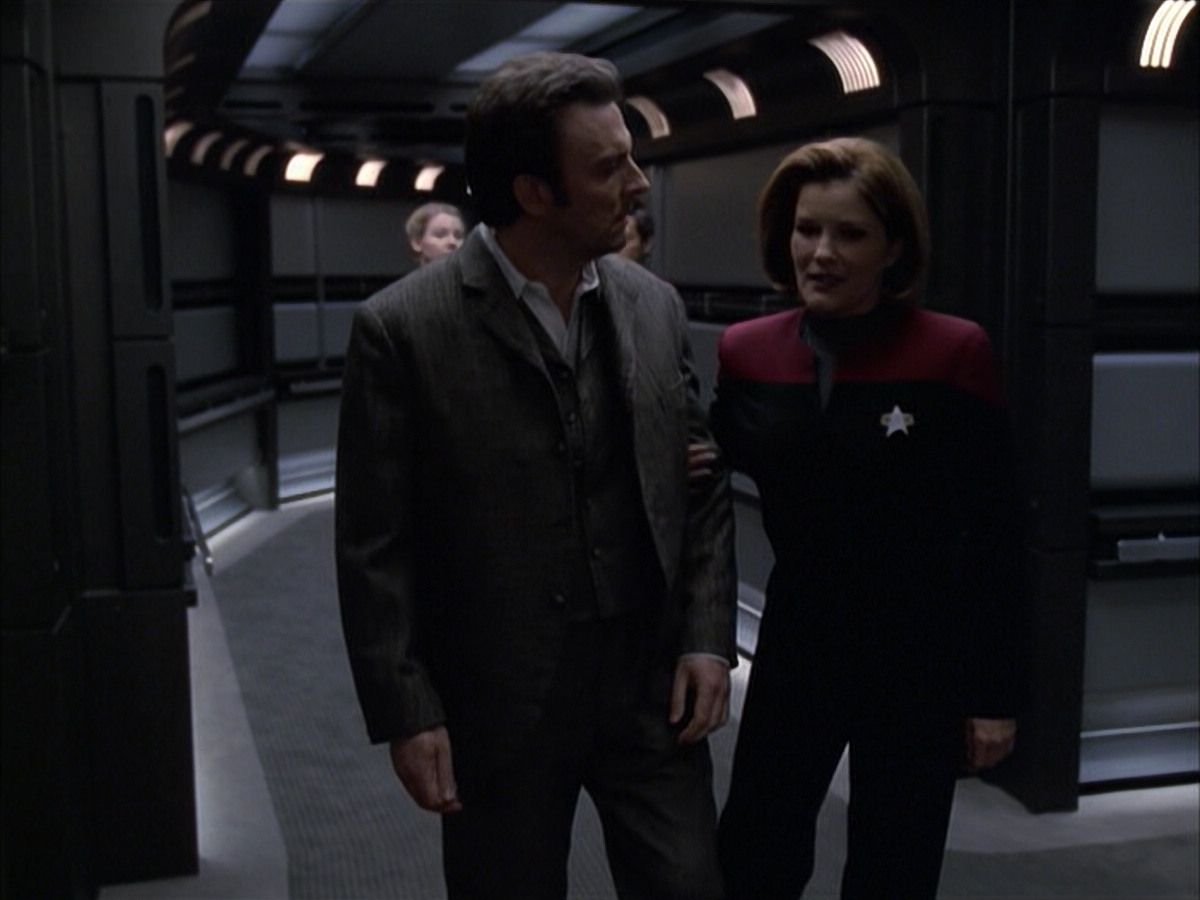 extant_StarTrek_VOY_6x17-SpiritFolk_03177.jpg