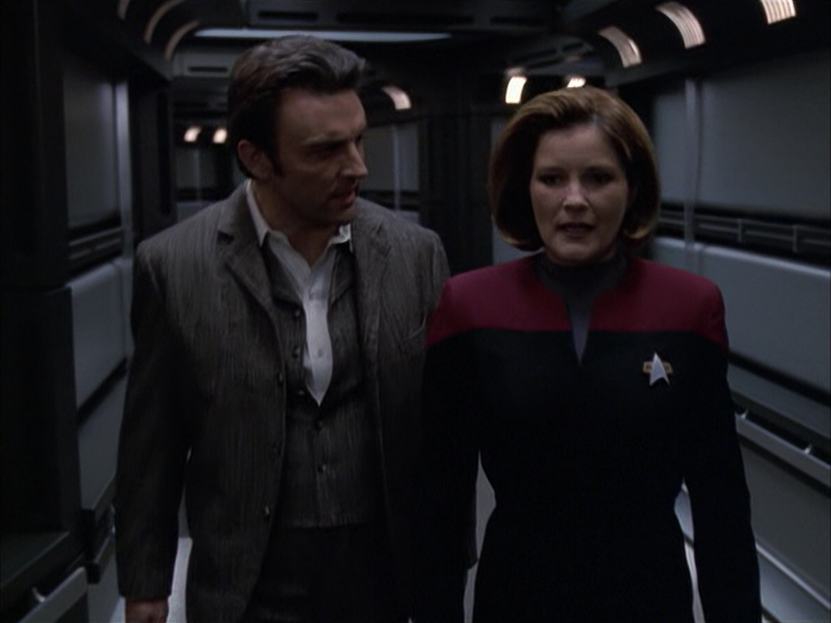 extant_StarTrek_VOY_6x17-SpiritFolk_03184.jpg