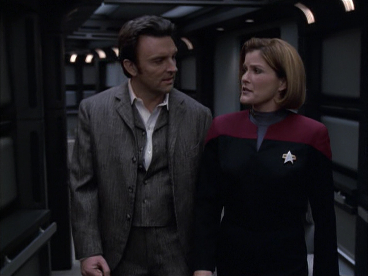 extant_StarTrek_VOY_6x17-SpiritFolk_03193.jpg