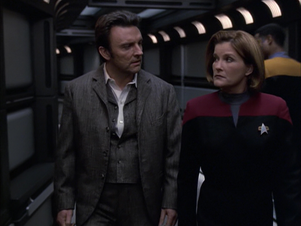 extant_StarTrek_VOY_6x17-SpiritFolk_03199.jpg