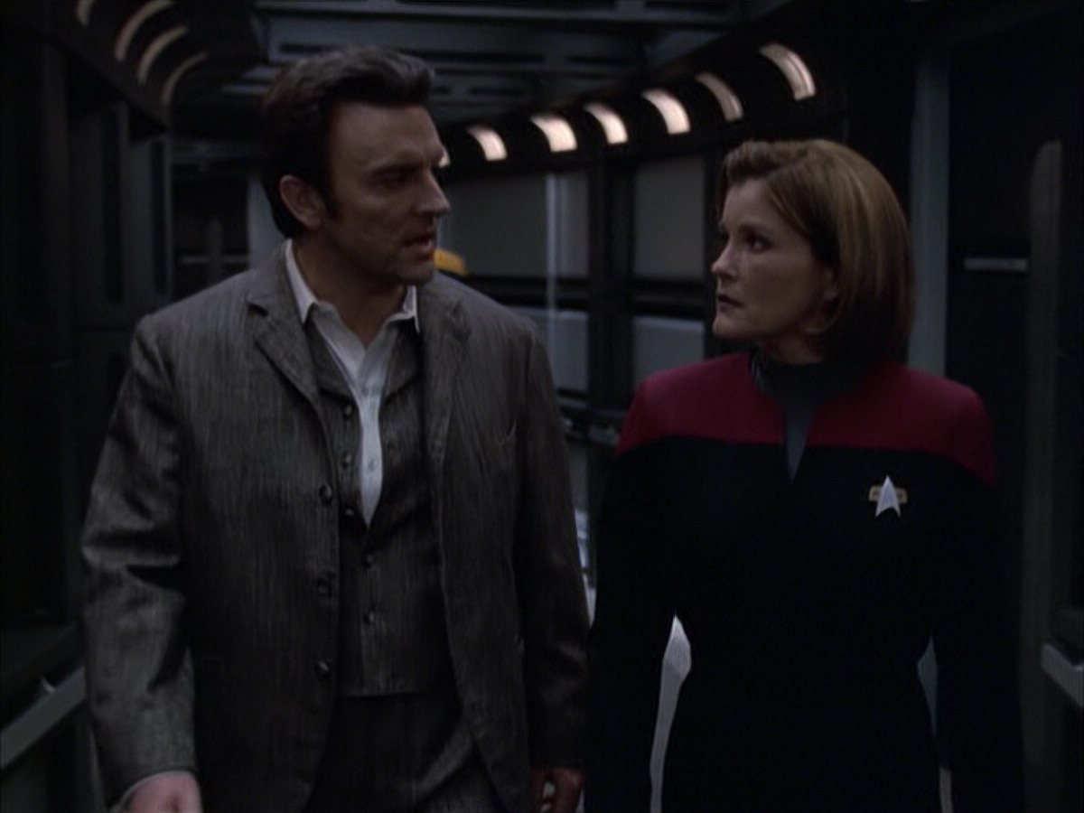 extant_StarTrek_VOY_6x17-SpiritFolk_03202.jpg