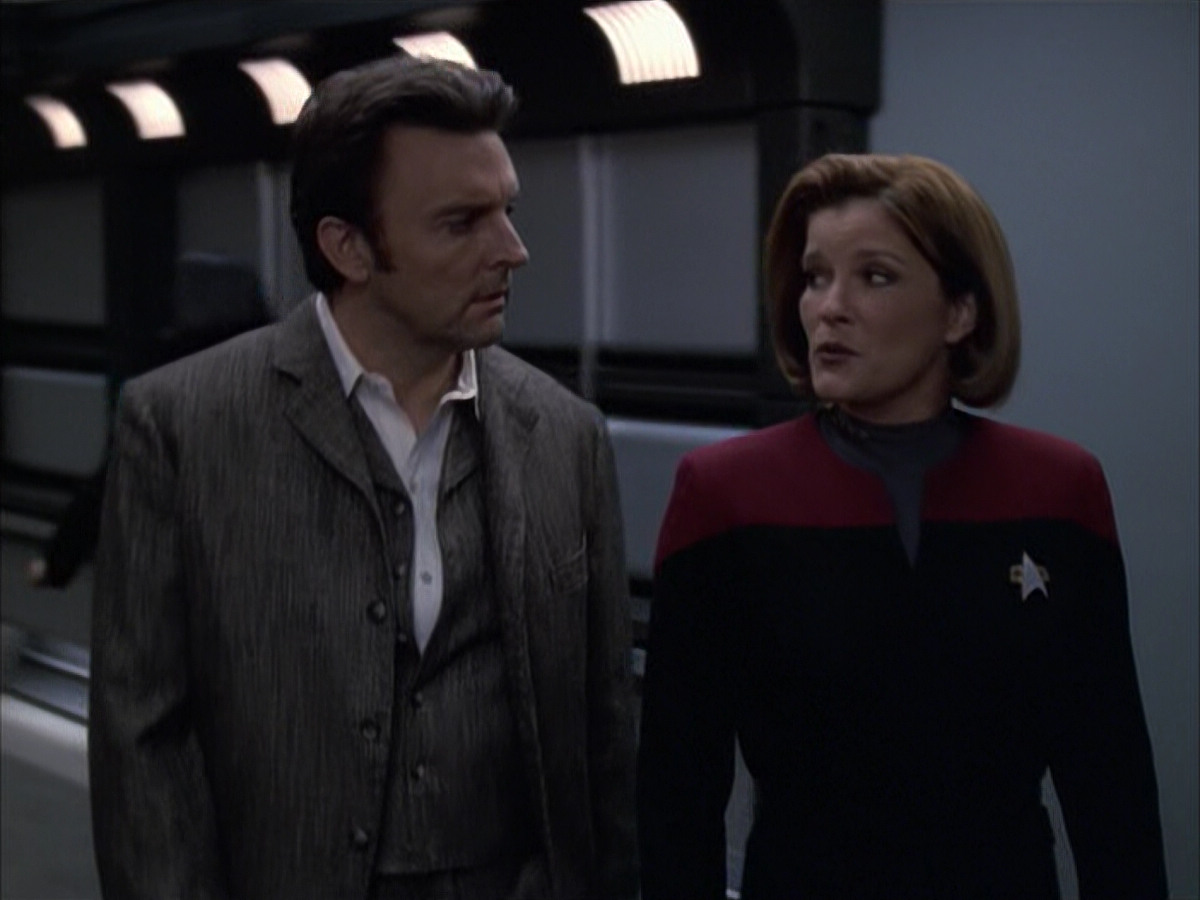 extant_StarTrek_VOY_6x17-SpiritFolk_03208.jpg