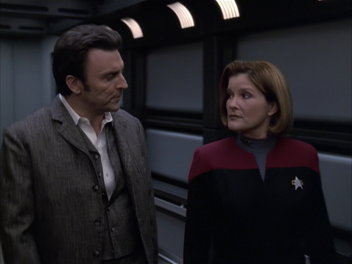 extant_StarTrek_VOY_6x17-SpiritFolk_03215.jpg