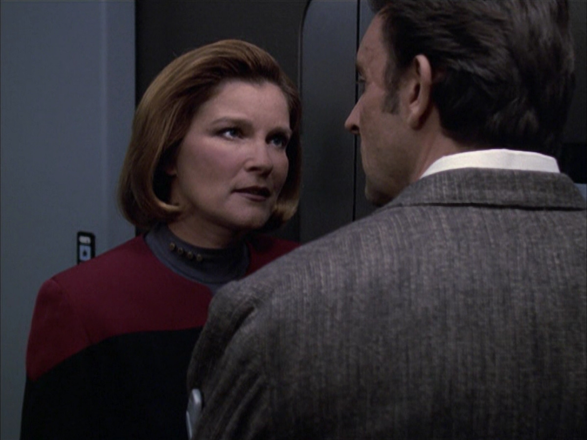 extant_StarTrek_VOY_6x17-SpiritFolk_03229.jpg