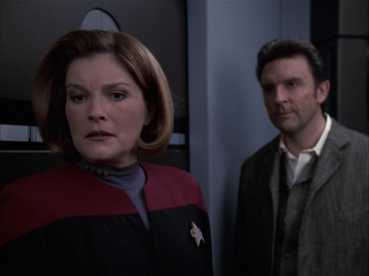 extant_StarTrek_VOY_6x17-SpiritFolk_03244.jpg