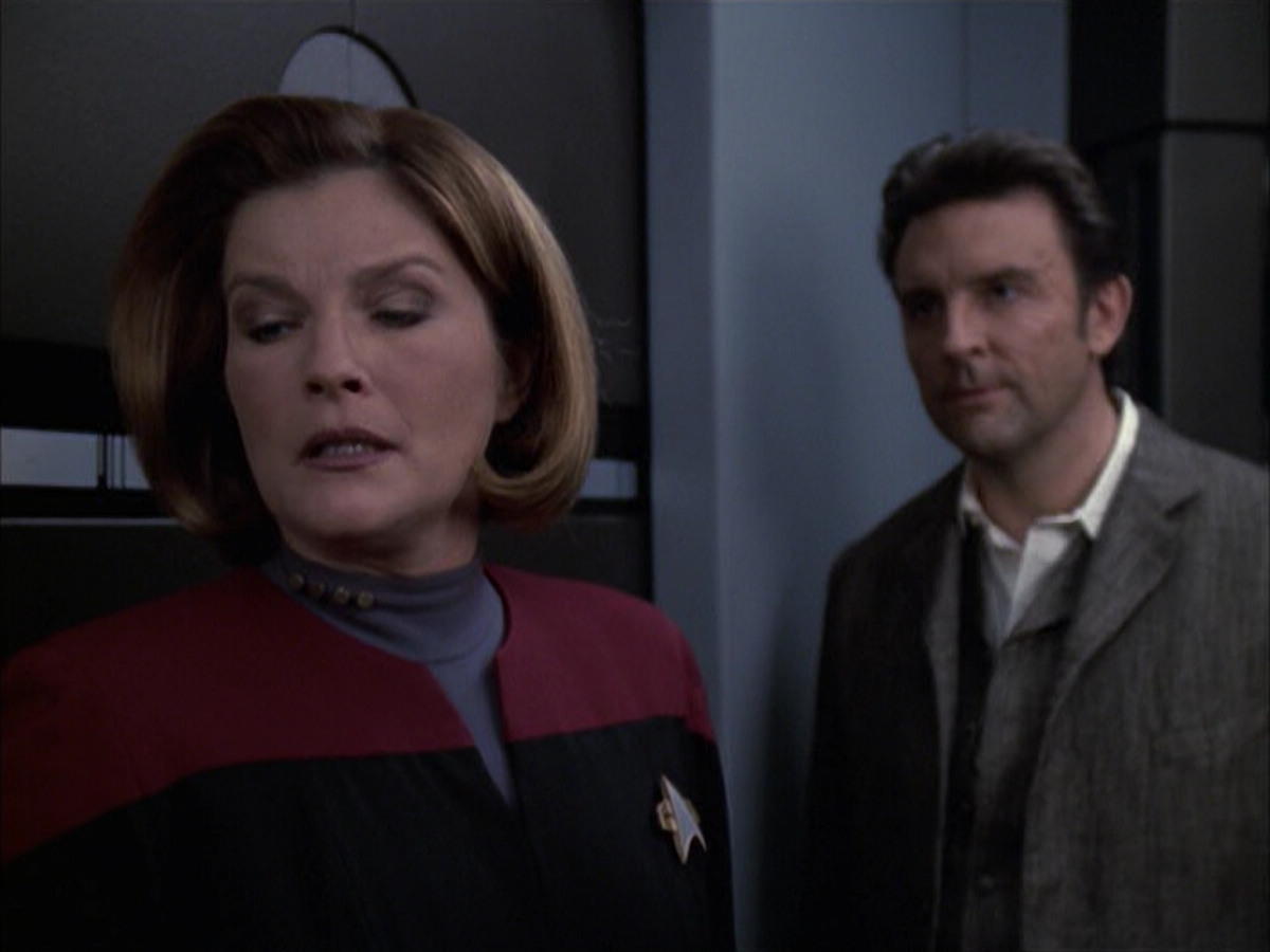extant_StarTrek_VOY_6x17-SpiritFolk_03245.jpg