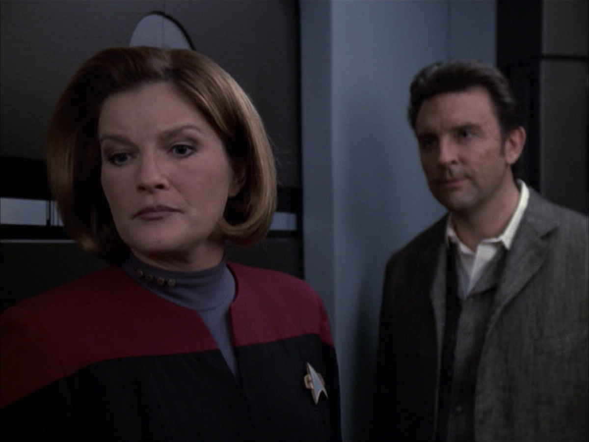 extant_StarTrek_VOY_6x17-SpiritFolk_03247.jpg