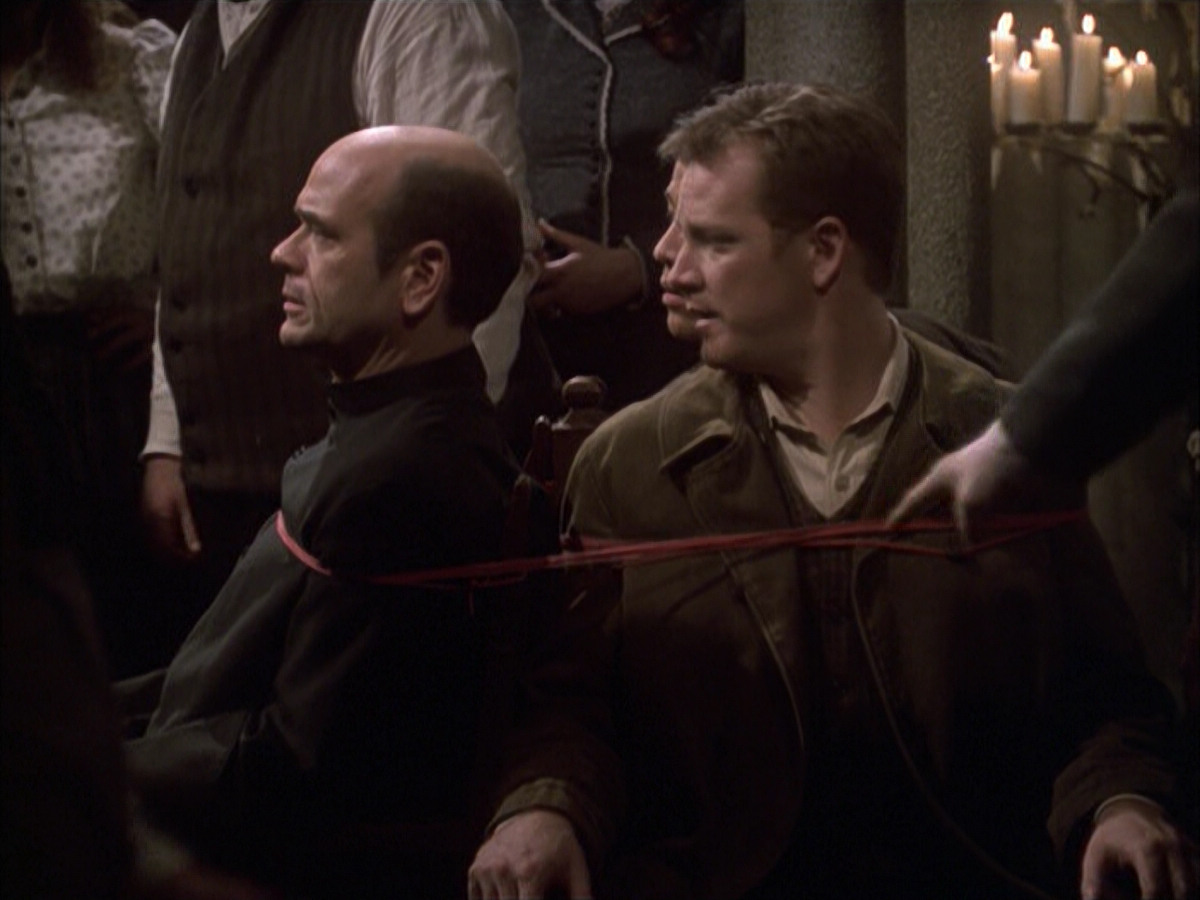 extant_StarTrek_VOY_6x17-SpiritFolk_03253.jpg