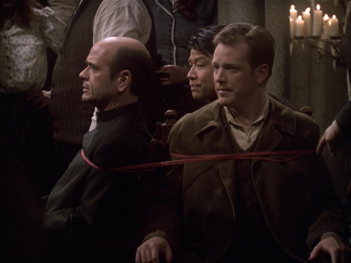 extant_StarTrek_VOY_6x17-SpiritFolk_03254.jpg