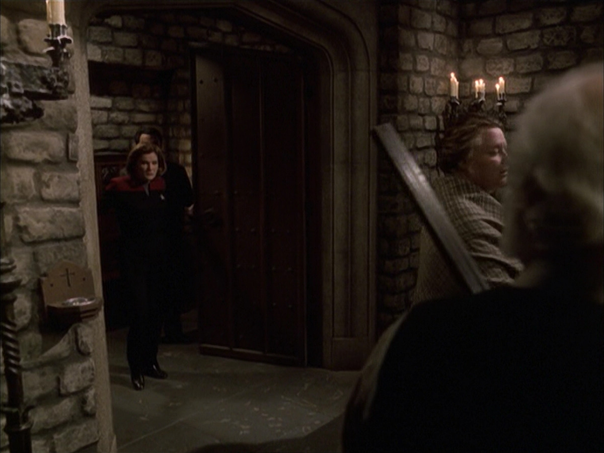 extant_StarTrek_VOY_6x17-SpiritFolk_03260.jpg