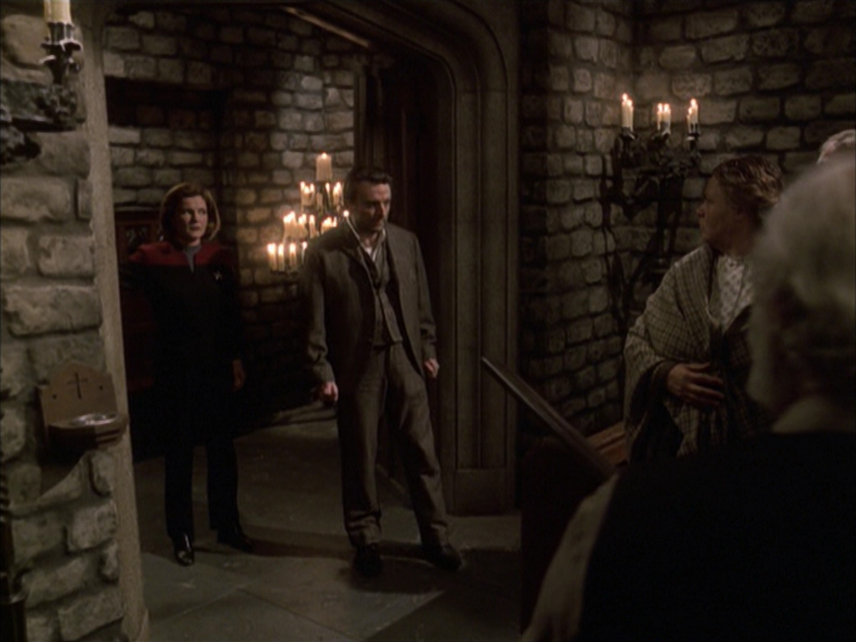 extant_StarTrek_VOY_6x17-SpiritFolk_03274.jpg