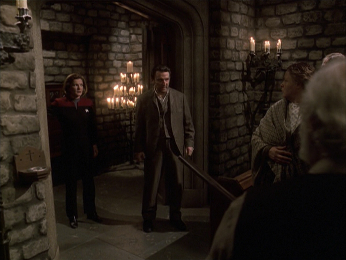 extant_StarTrek_VOY_6x17-SpiritFolk_03275.jpg