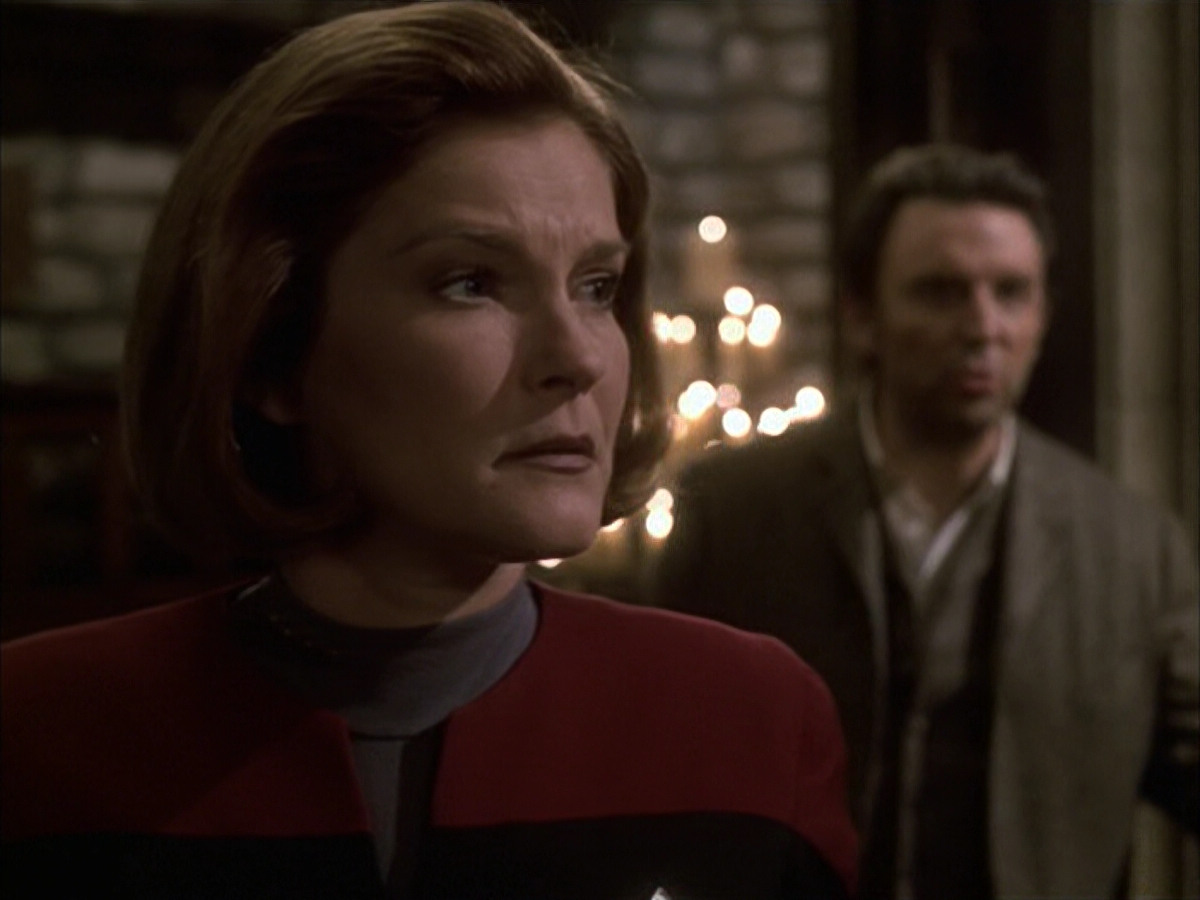 extant_StarTrek_VOY_6x17-SpiritFolk_03291.jpg