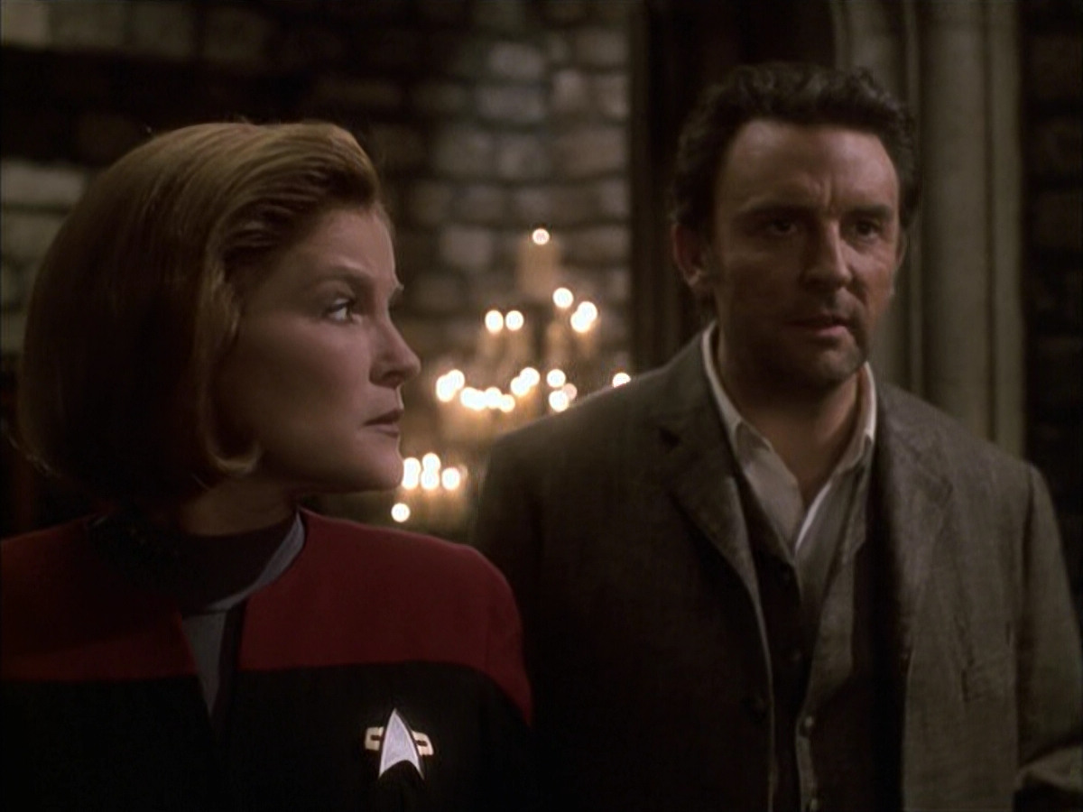 extant_StarTrek_VOY_6x17-SpiritFolk_03293.jpg