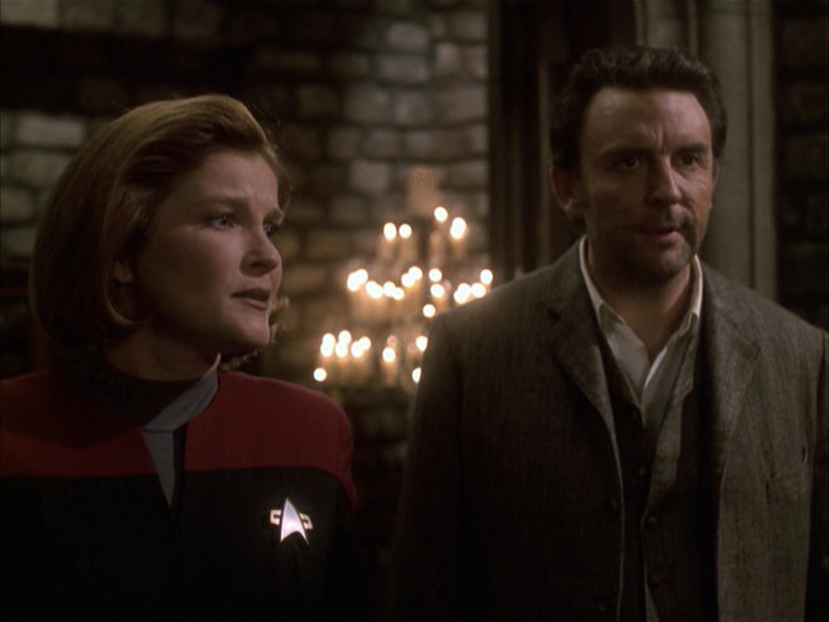 extant_StarTrek_VOY_6x17-SpiritFolk_03298.jpg