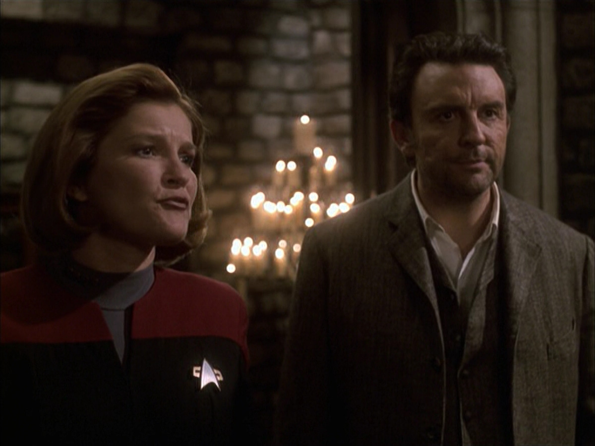 extant_StarTrek_VOY_6x17-SpiritFolk_03299.jpg