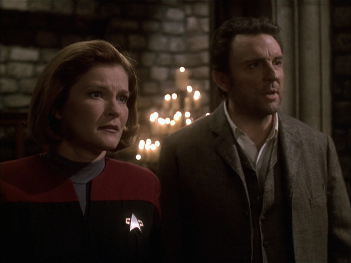 extant_StarTrek_VOY_6x17-SpiritFolk_03302.jpg