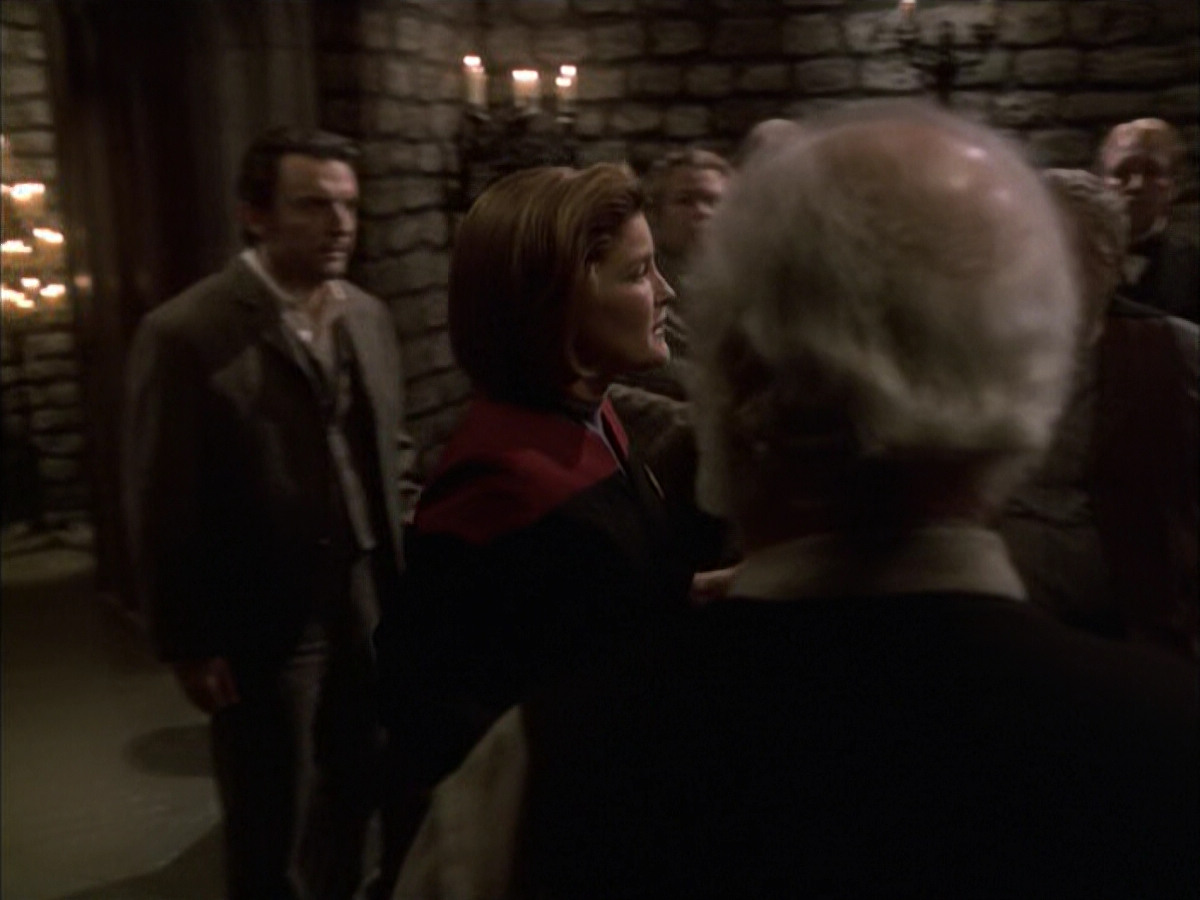 extant_StarTrek_VOY_6x17-SpiritFolk_03313.jpg
