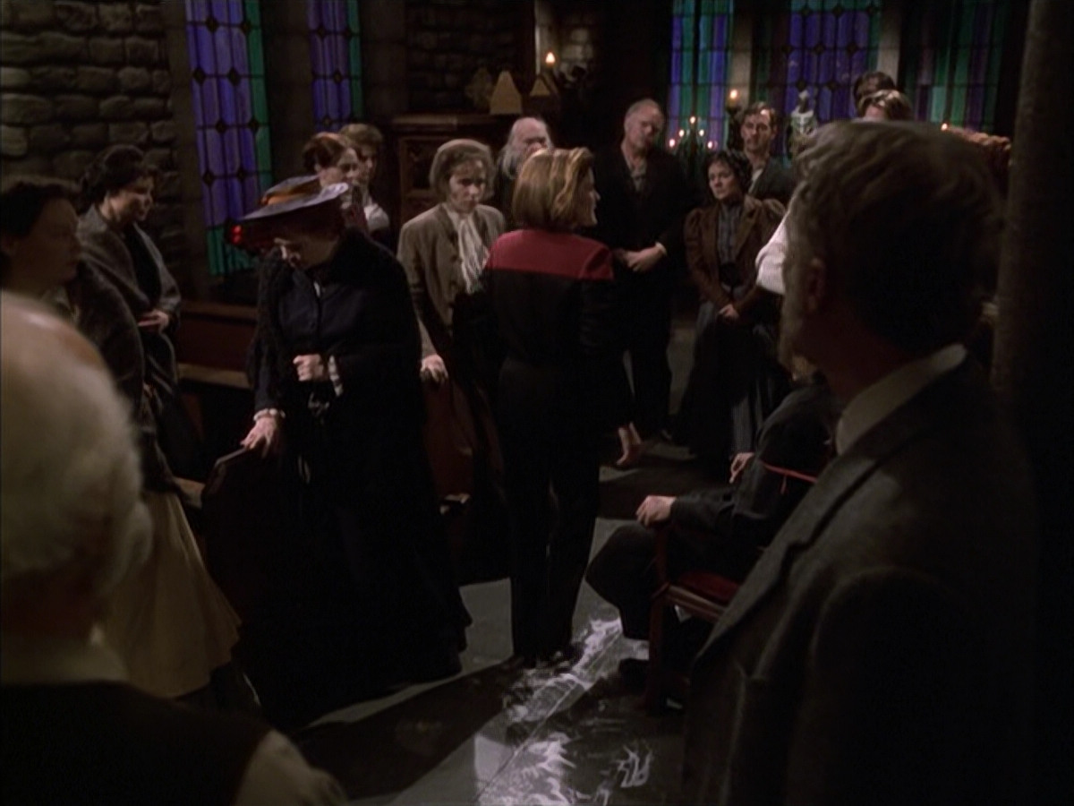 extant_StarTrek_VOY_6x17-SpiritFolk_03319.jpg