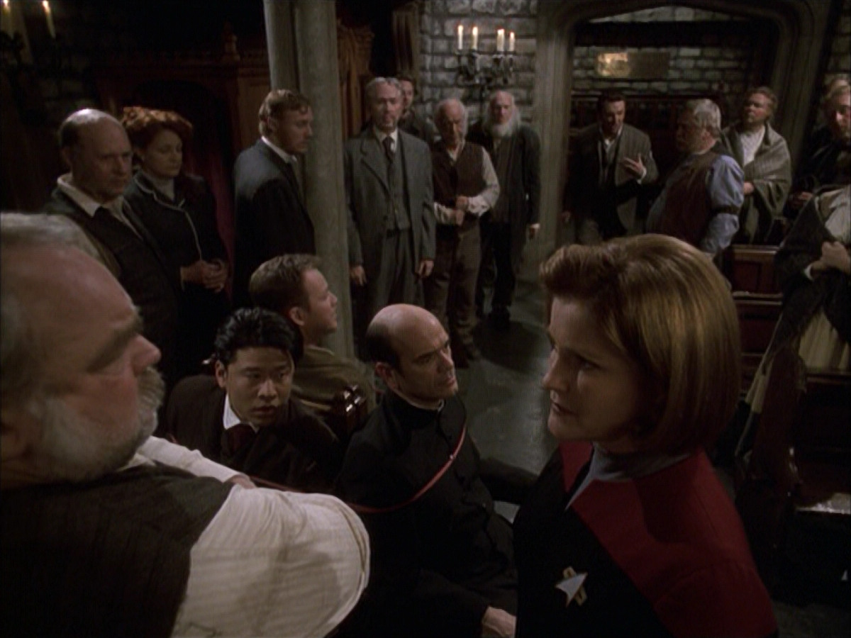 extant_StarTrek_VOY_6x17-SpiritFolk_03322.jpg