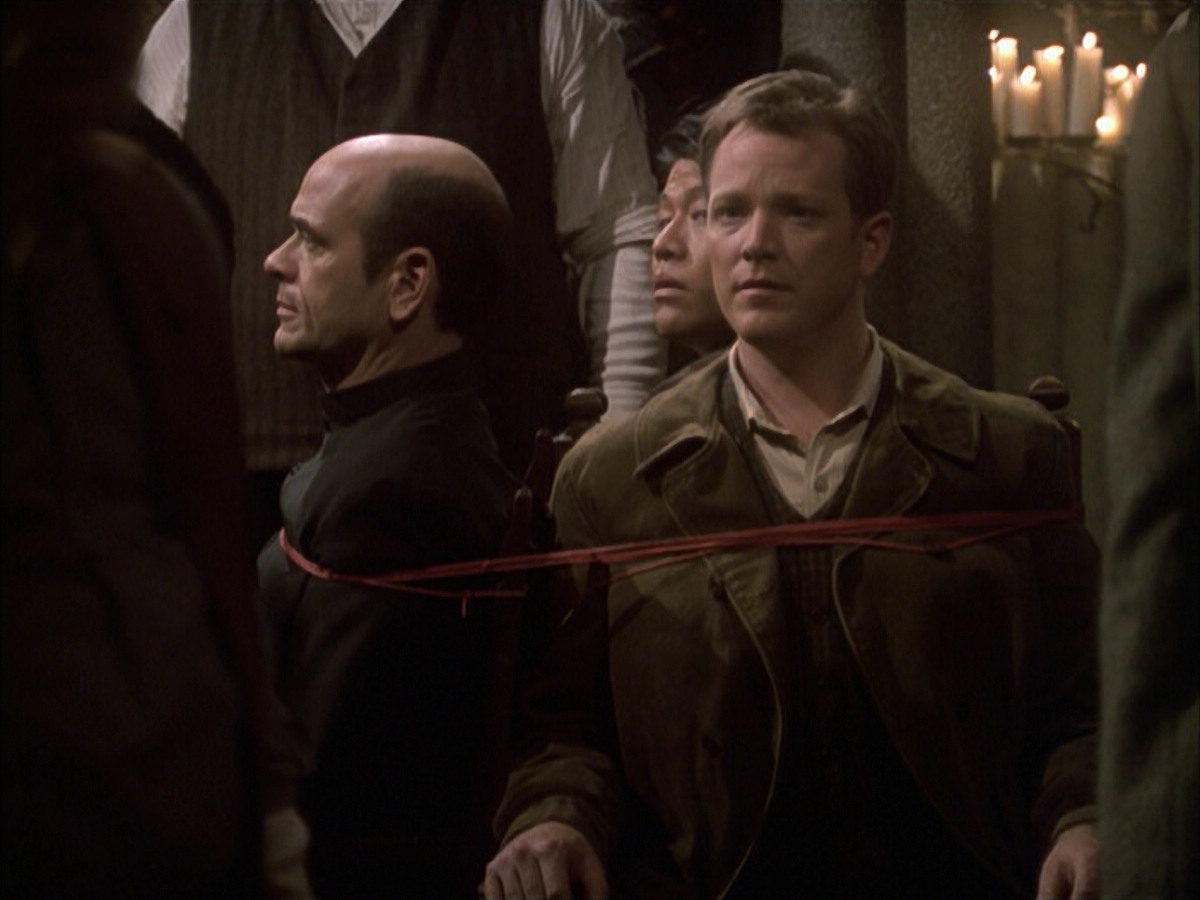 extant_StarTrek_VOY_6x17-SpiritFolk_03345.jpg