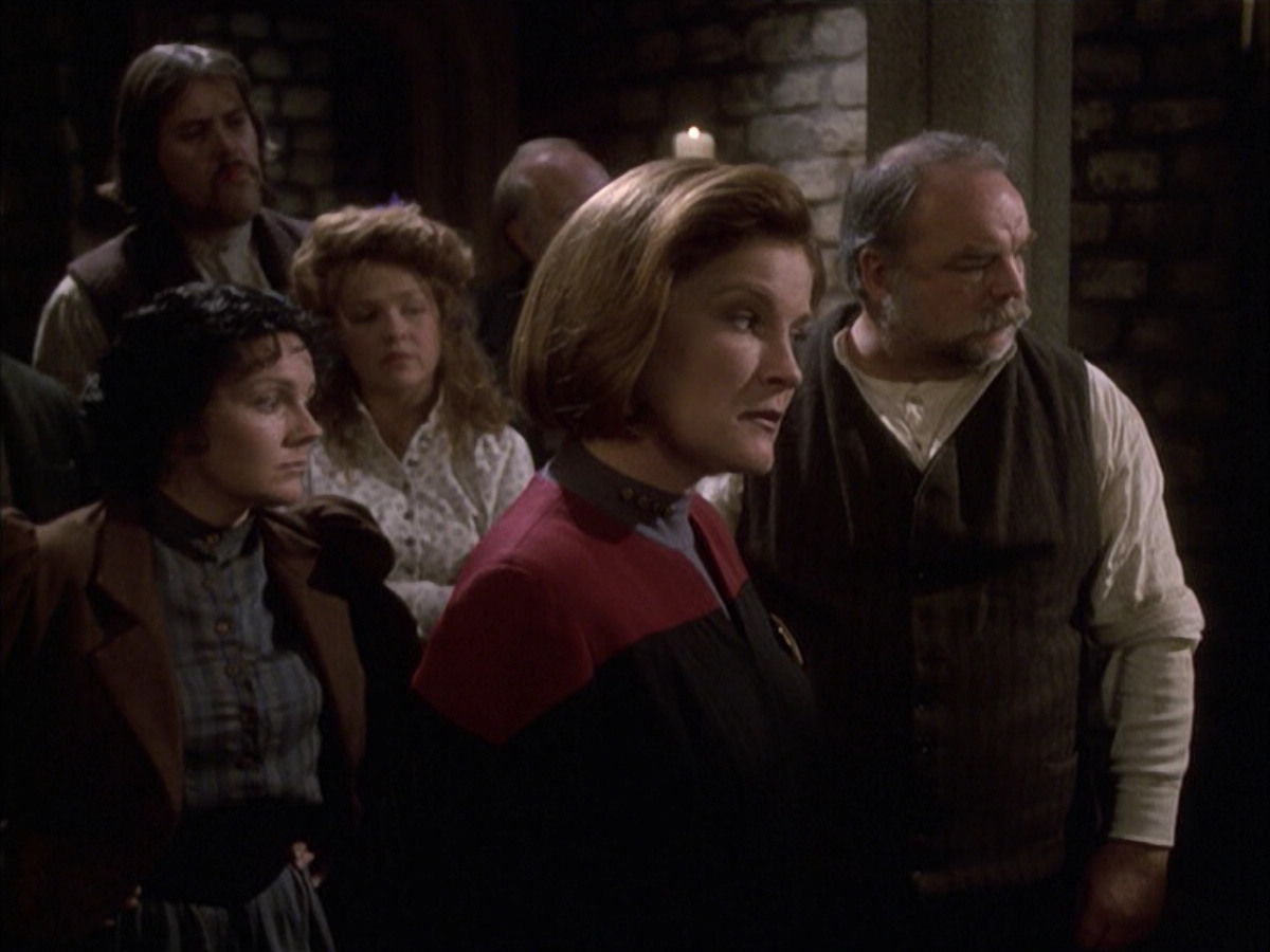 extant_StarTrek_VOY_6x17-SpiritFolk_03367.jpg
