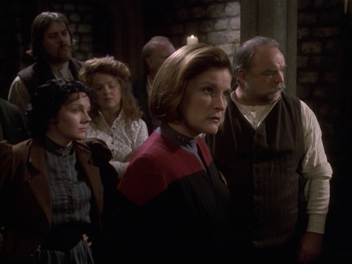 extant_StarTrek_VOY_6x17-SpiritFolk_03368.jpg