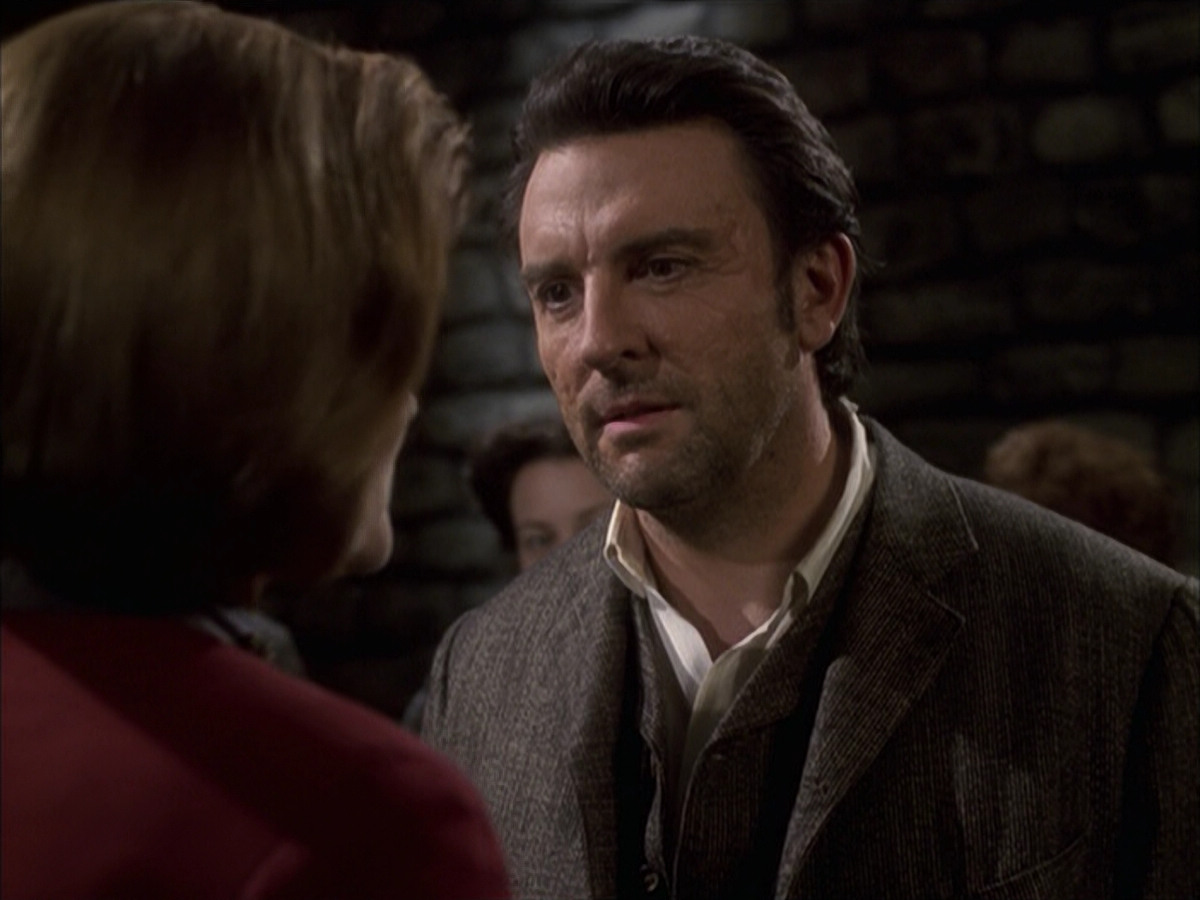 extant_StarTrek_VOY_6x17-SpiritFolk_03393.jpg