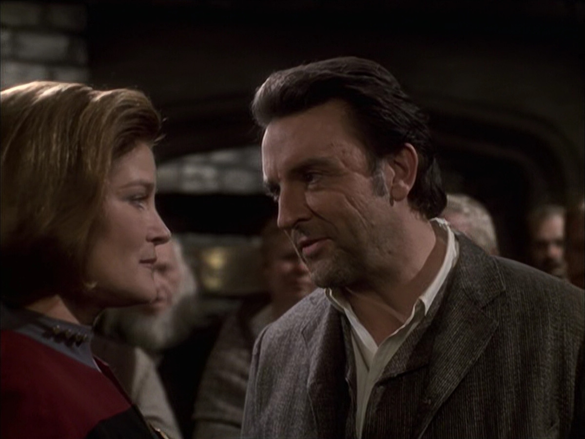 extant_StarTrek_VOY_6x17-SpiritFolk_03444.jpg