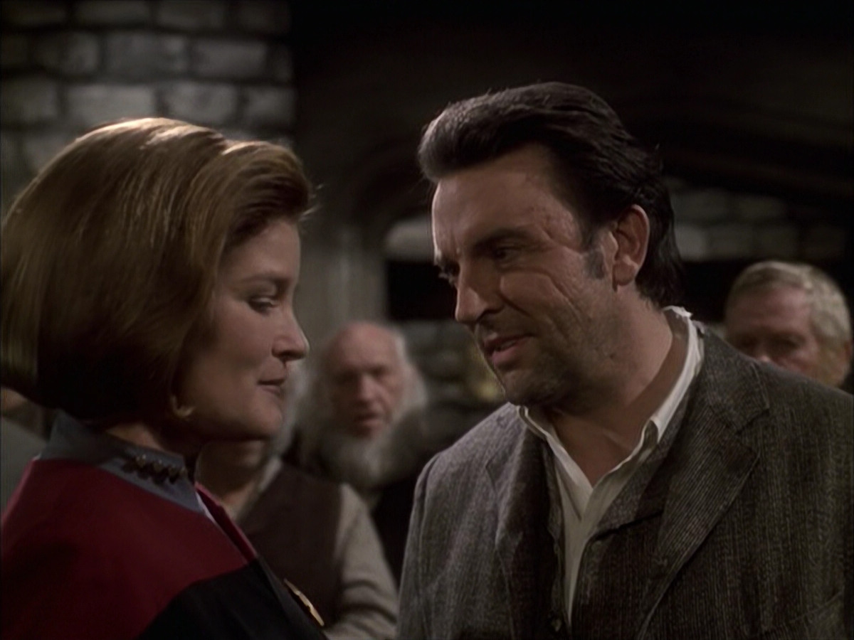 extant_StarTrek_VOY_6x17-SpiritFolk_03445.jpg