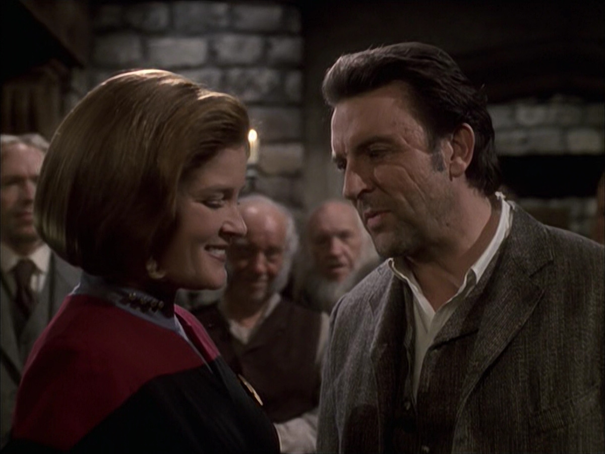 extant_StarTrek_VOY_6x17-SpiritFolk_03447.jpg