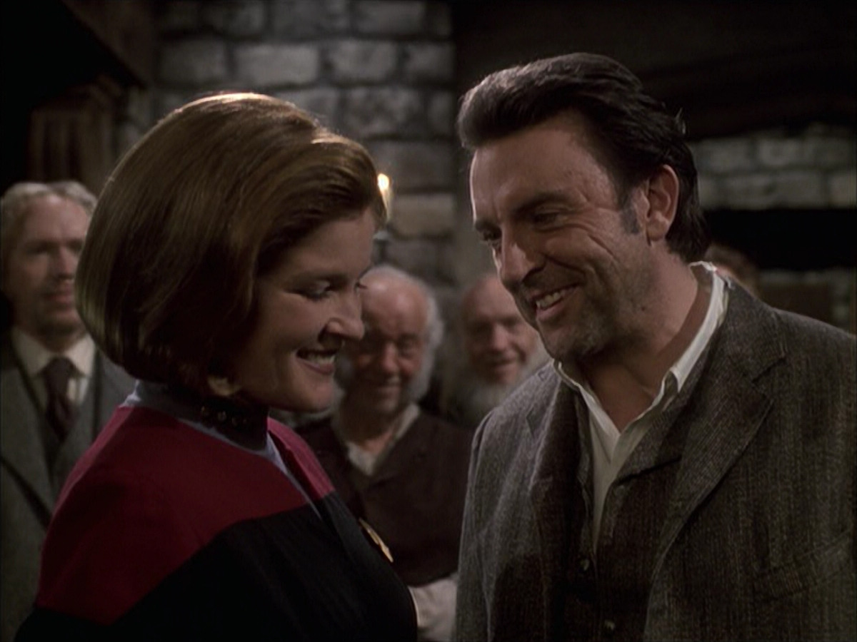 extant_StarTrek_VOY_6x17-SpiritFolk_03449.jpg