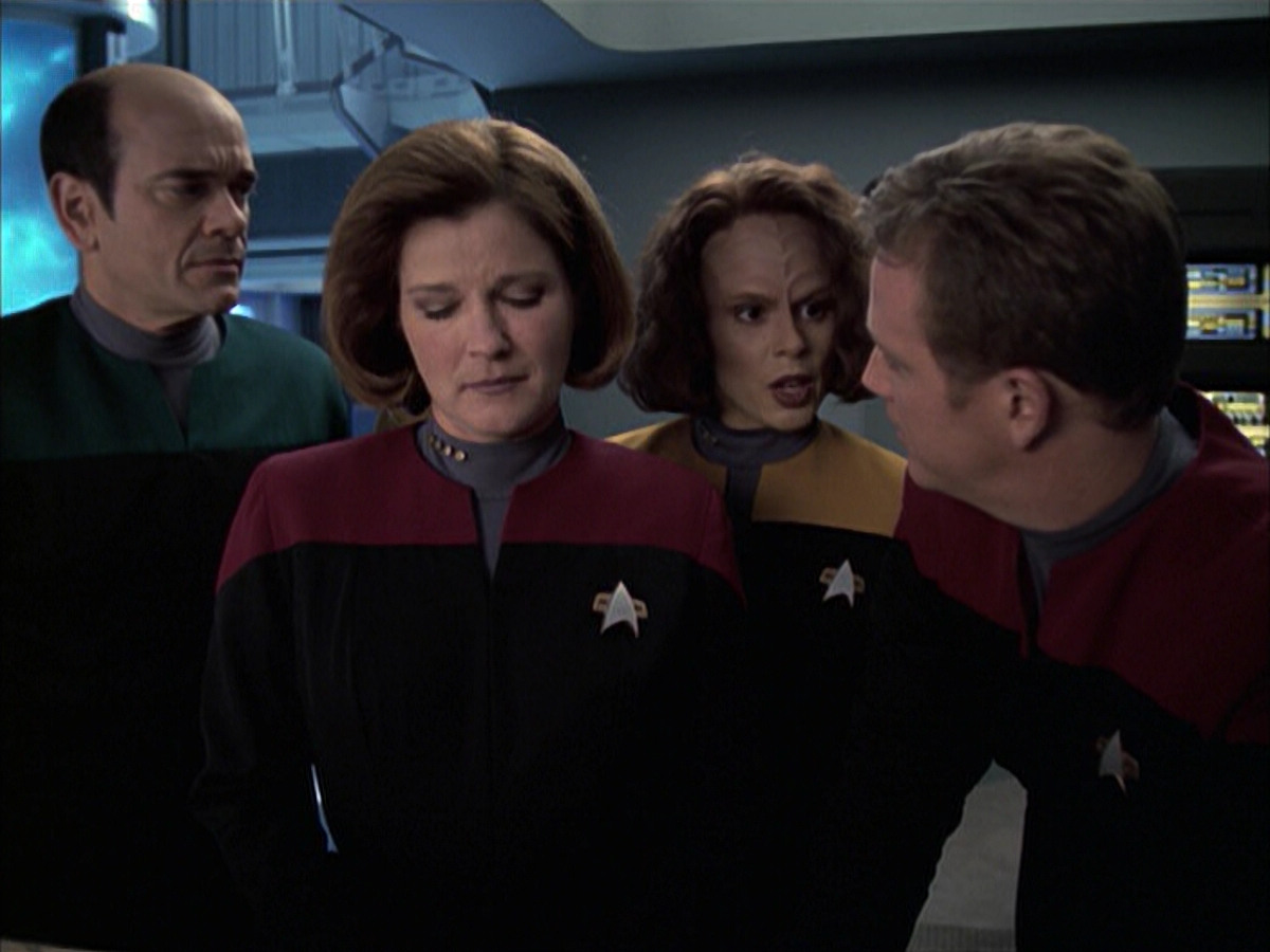 extant_StarTrek_VOY_6x17-SpiritFolk_03471.jpg