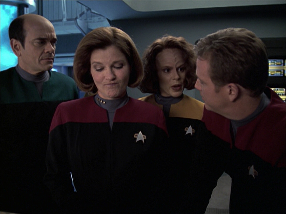 extant_StarTrek_VOY_6x17-SpiritFolk_03473.jpg