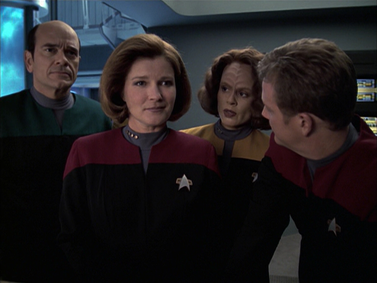 extant_StarTrek_VOY_6x17-SpiritFolk_03490.jpg