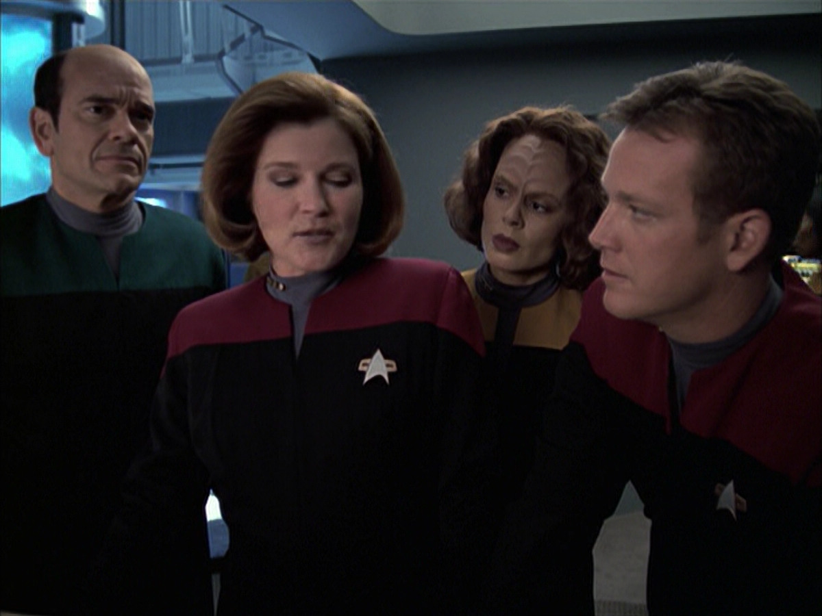extant_StarTrek_VOY_6x17-SpiritFolk_03512.jpg