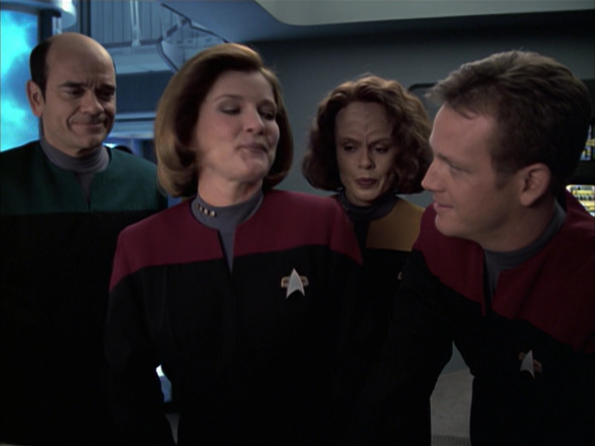 extant_StarTrek_VOY_6x17-SpiritFolk_03520.jpg