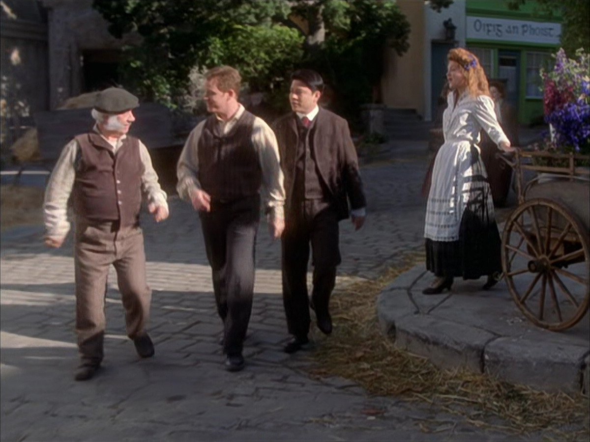 extant_StarTrek_VOY_6x17-SpiritFolk_03534.jpg