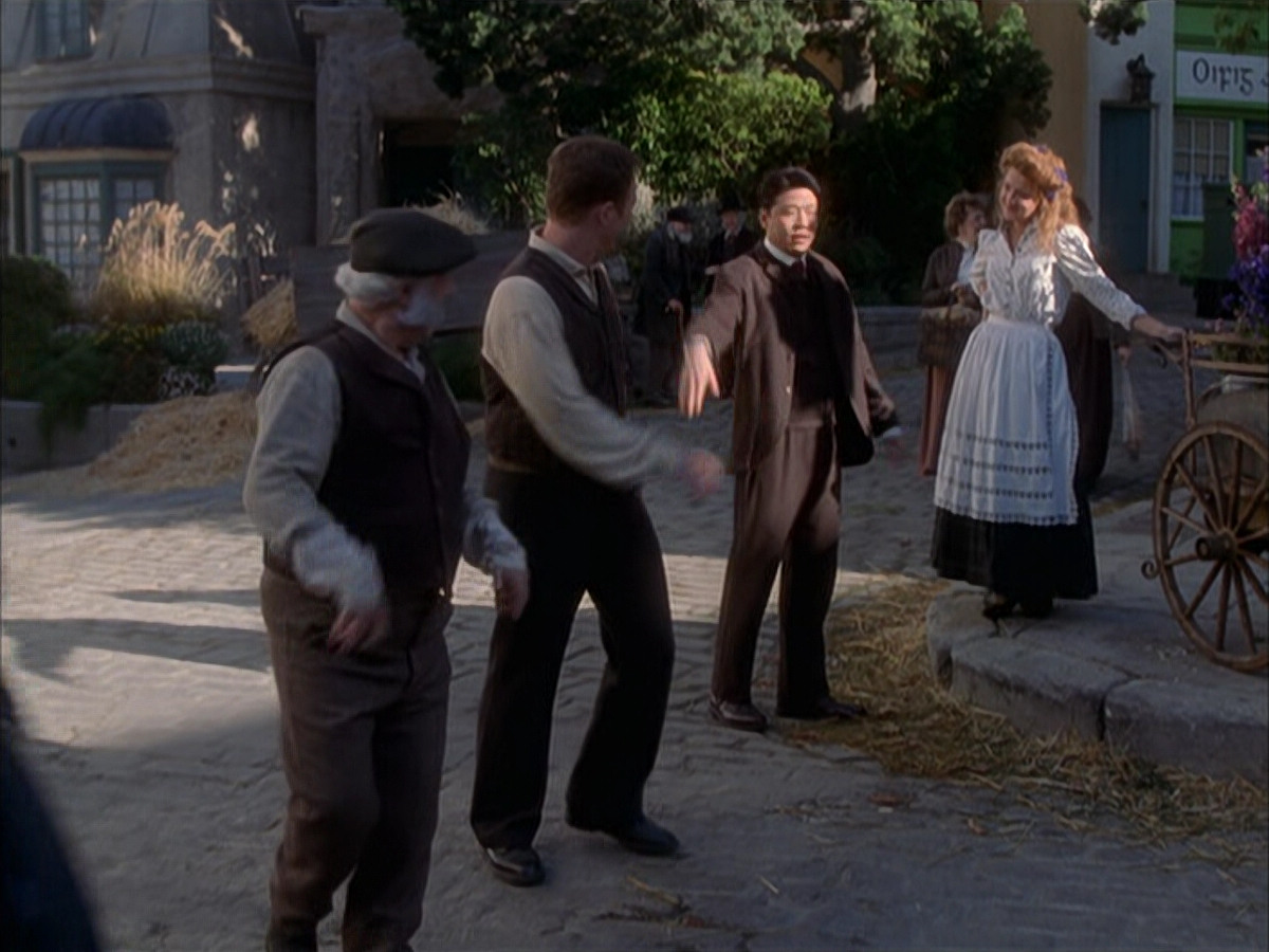 extant_StarTrek_VOY_6x17-SpiritFolk_03537.jpg