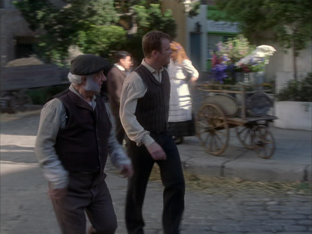 extant_StarTrek_VOY_6x17-SpiritFolk_03539.jpg