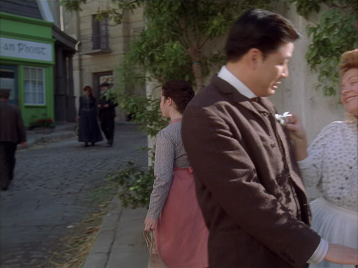 extant_StarTrek_VOY_6x17-SpiritFolk_03566.jpg